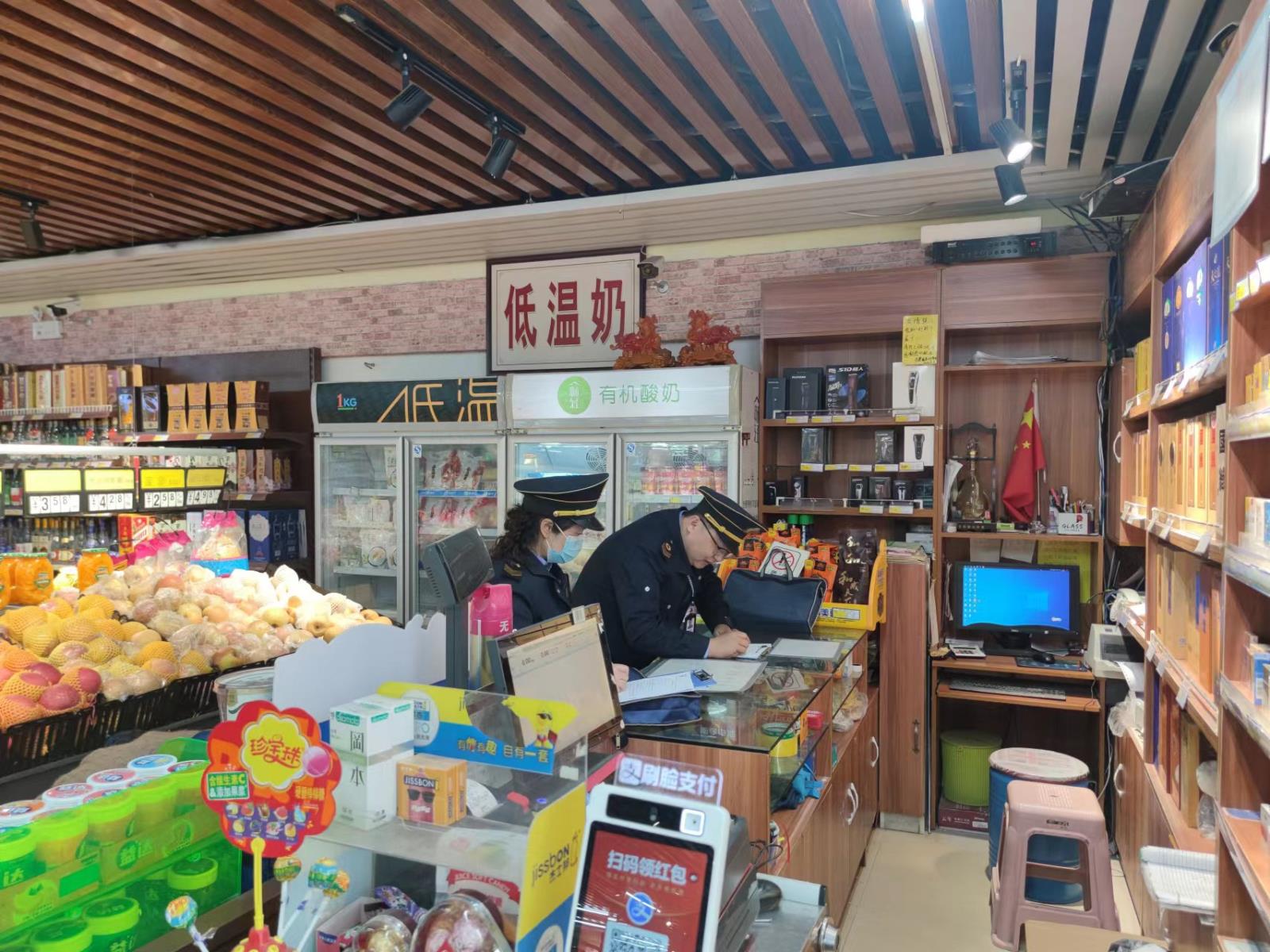 云龙区开展大型商场超市卫生专项监督检查工作.jpg